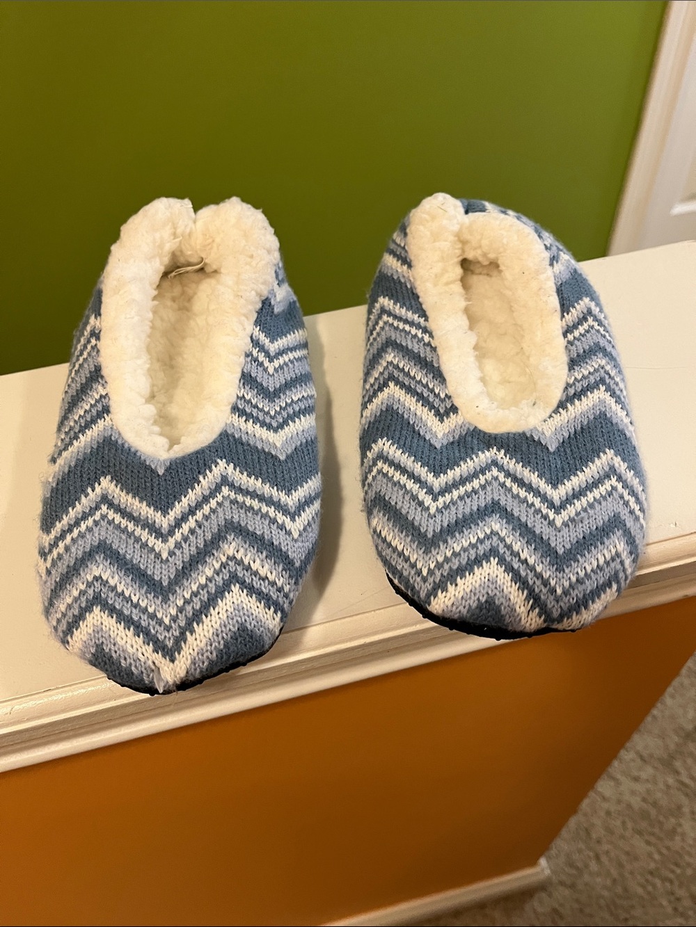NWOT Women’s Cozy Blue Chevron Slipper Shoes Size S/M
